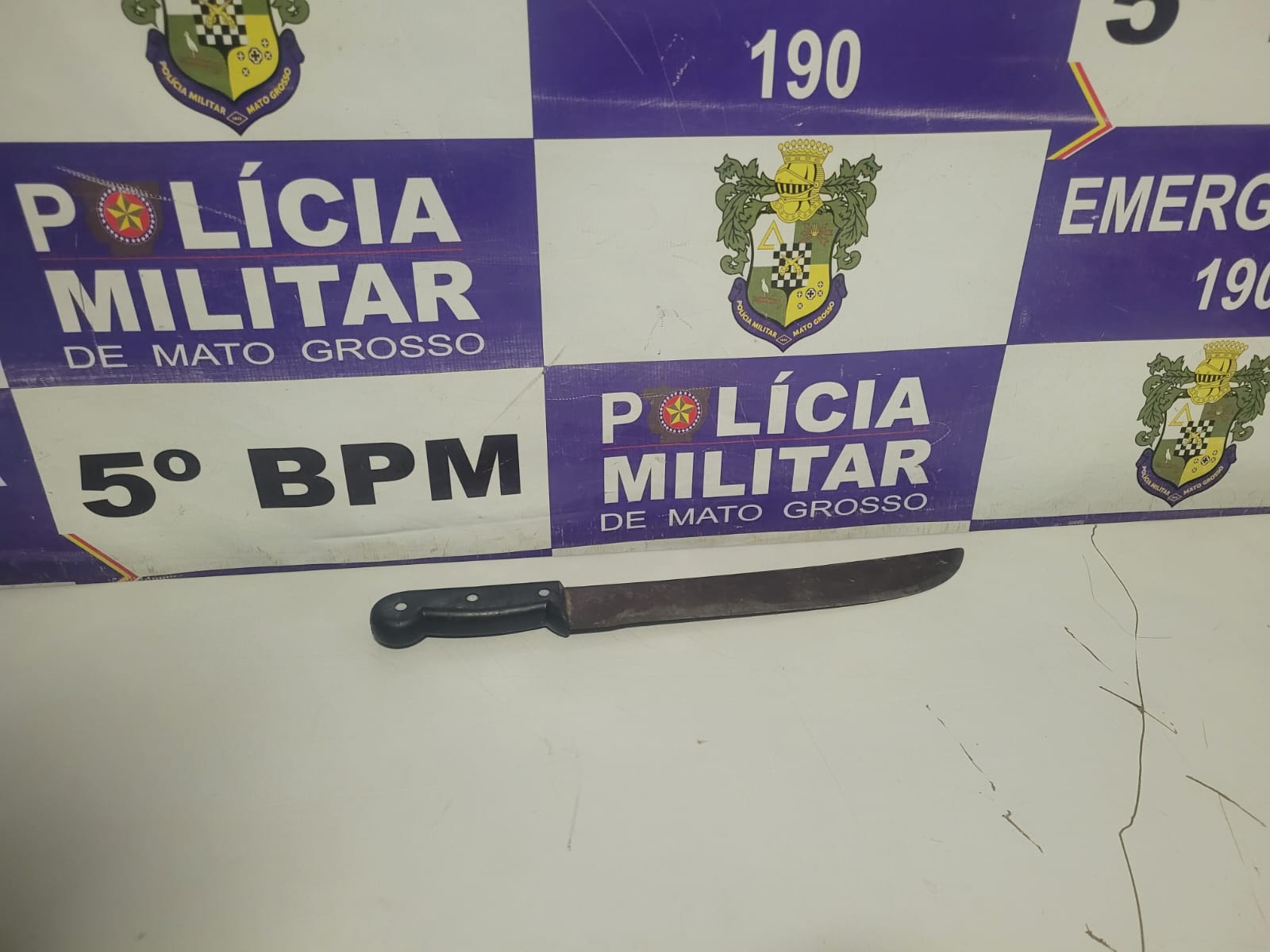 Mulher é presa pela PM após tentar matar idoso com facão em Rondonópolis